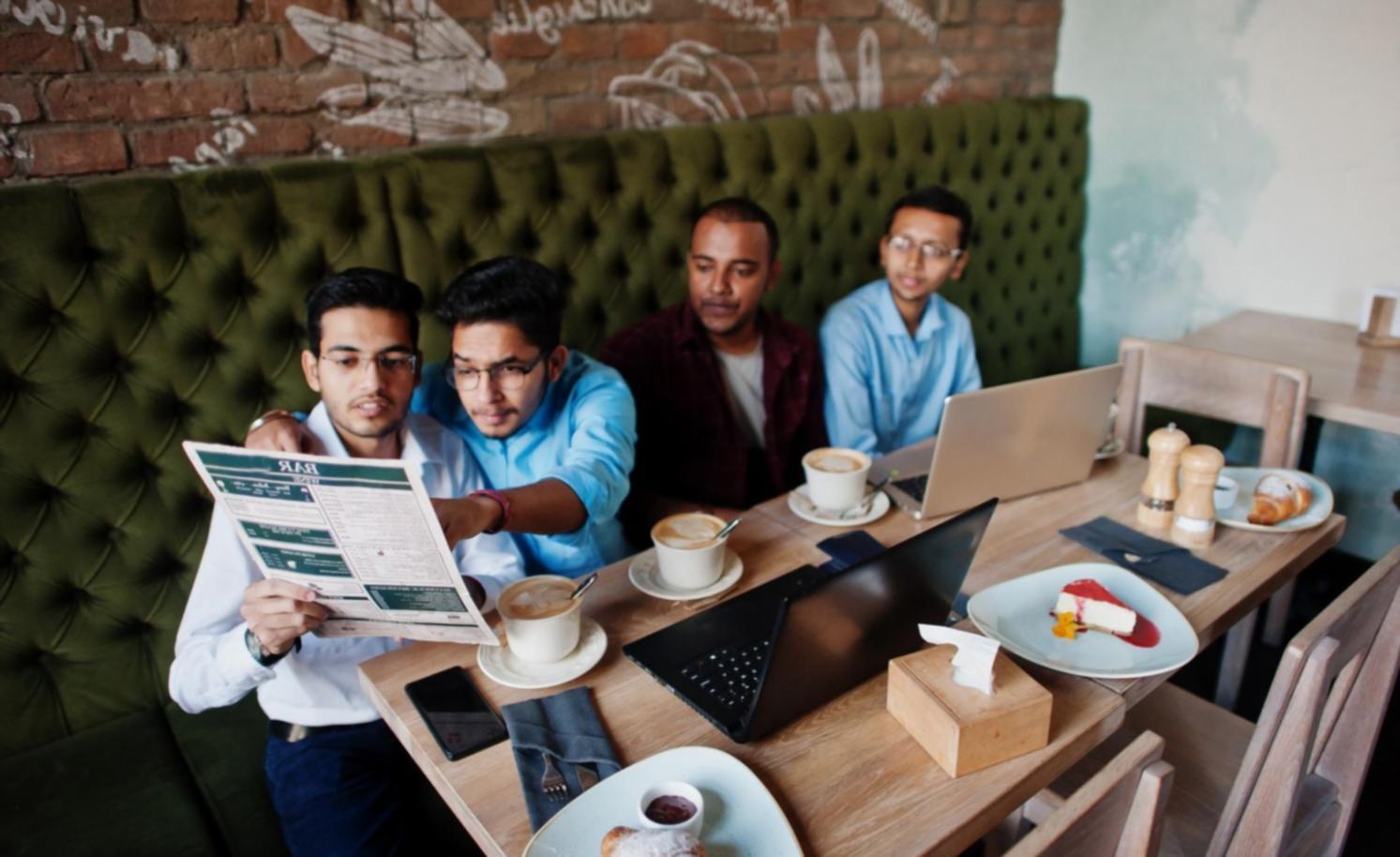 Centro di formazione con studenti al lavoro su configurazioni di rete